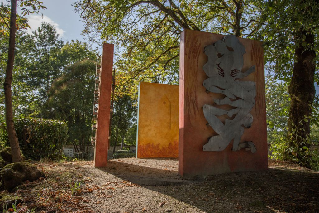 Œuvre de Karen Papacek dans le jardin de paix