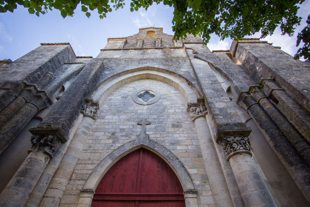 vue de l'entrée de l'église de Marestay avec sa grande porte rouge
