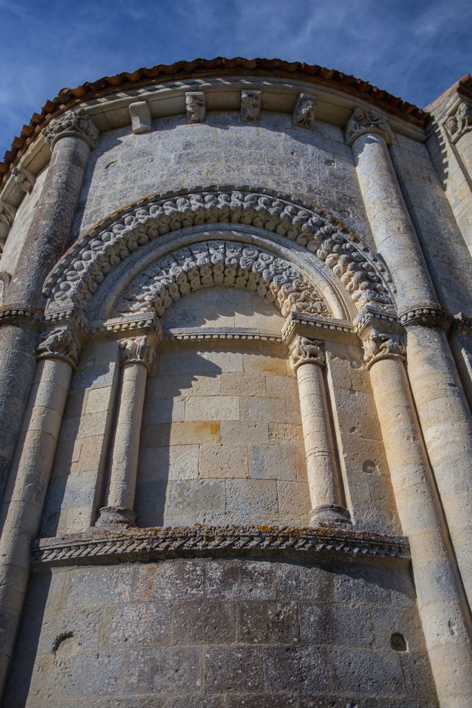 vues des arcs sculptés du côté de l'église de Marestay