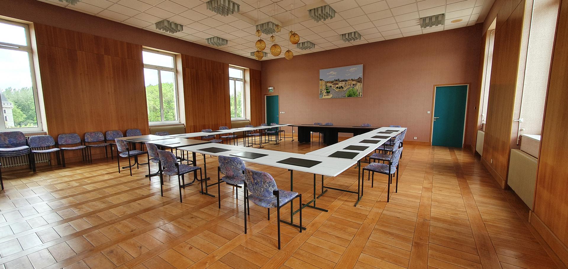 - Gérard Vaubourg salle ou se déroule le conseil municipale, tables disposées en rectangle.