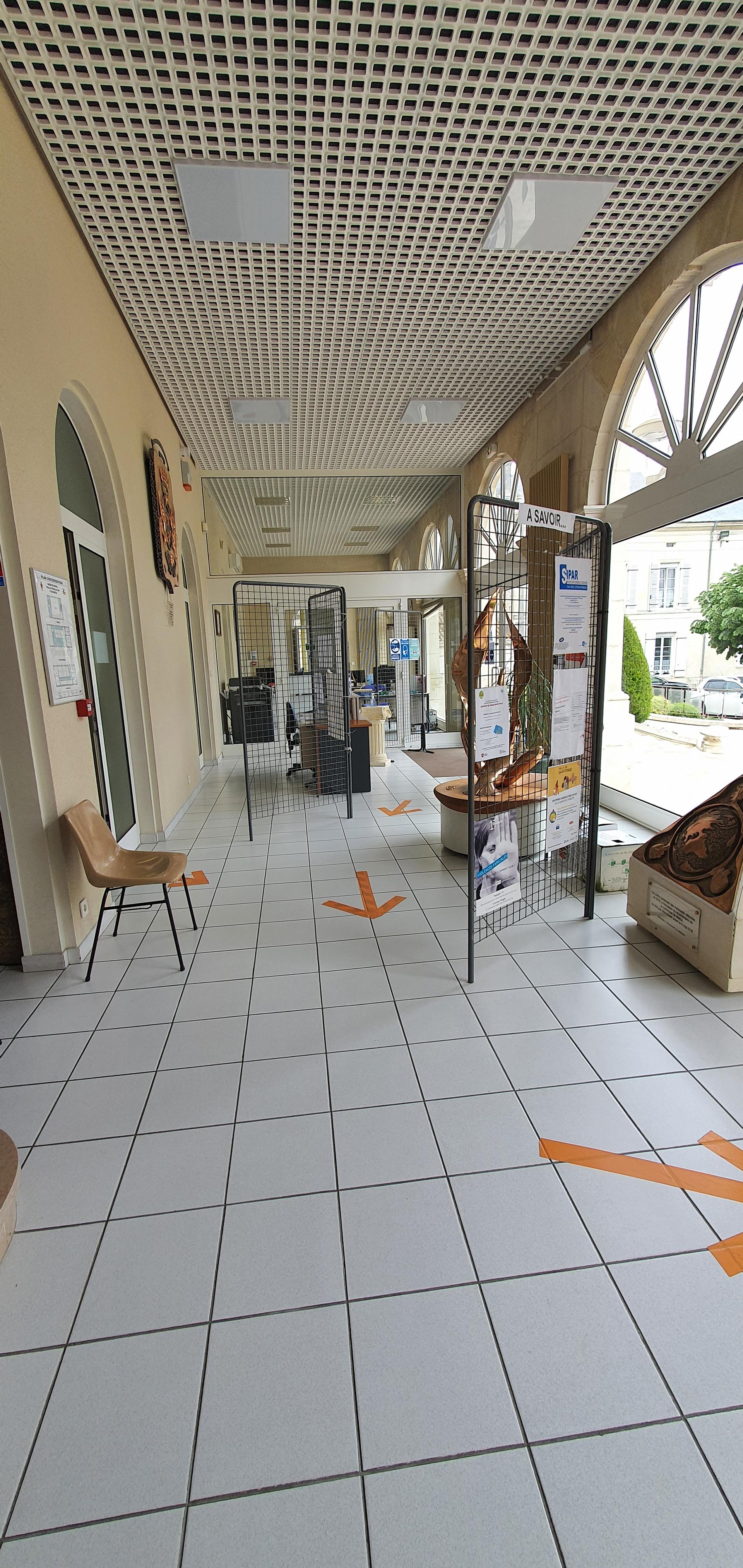 - Gérard Vaubourg entrée de la mairie