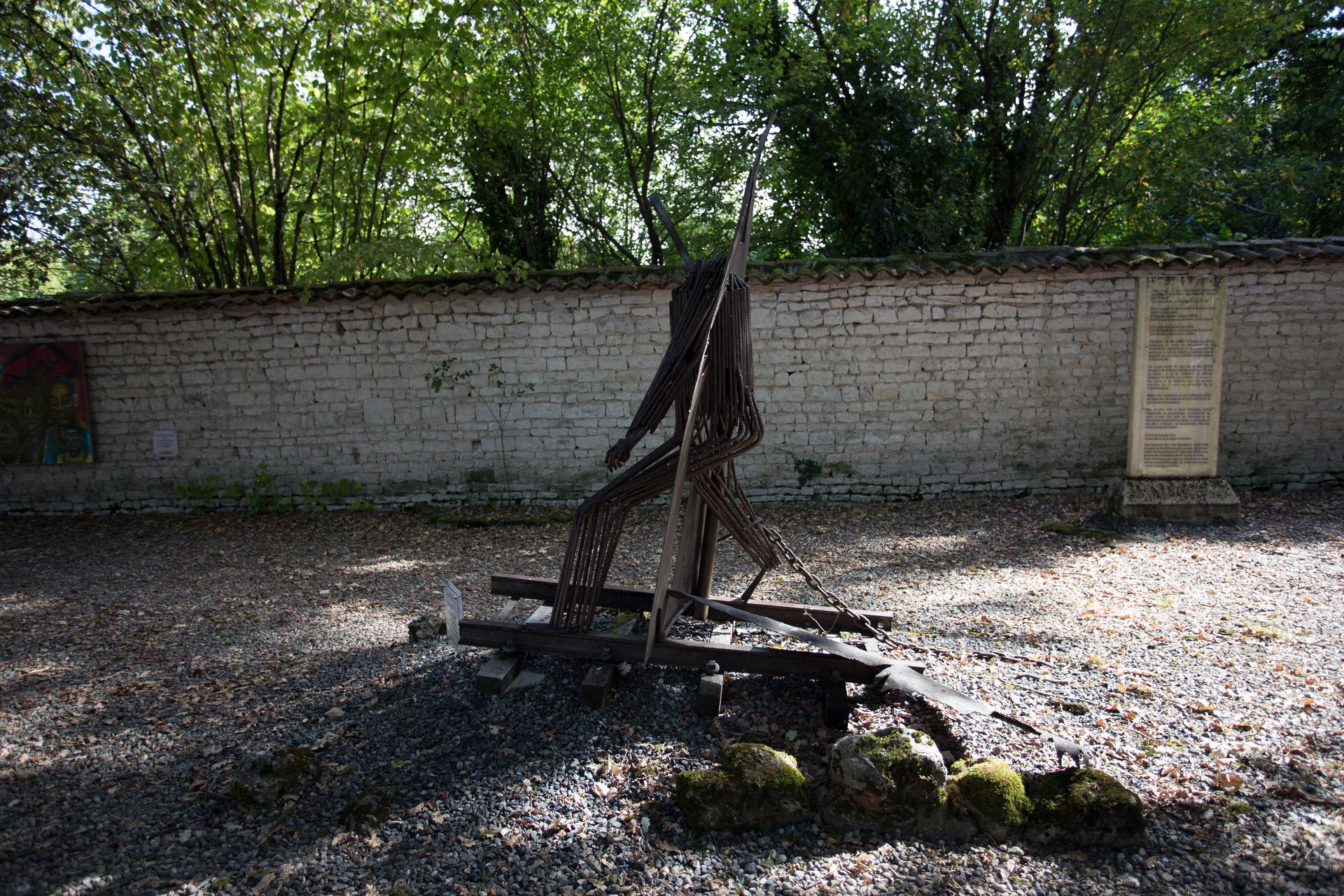 Œuvre d'Alain Nouraud dans le jardin de paix