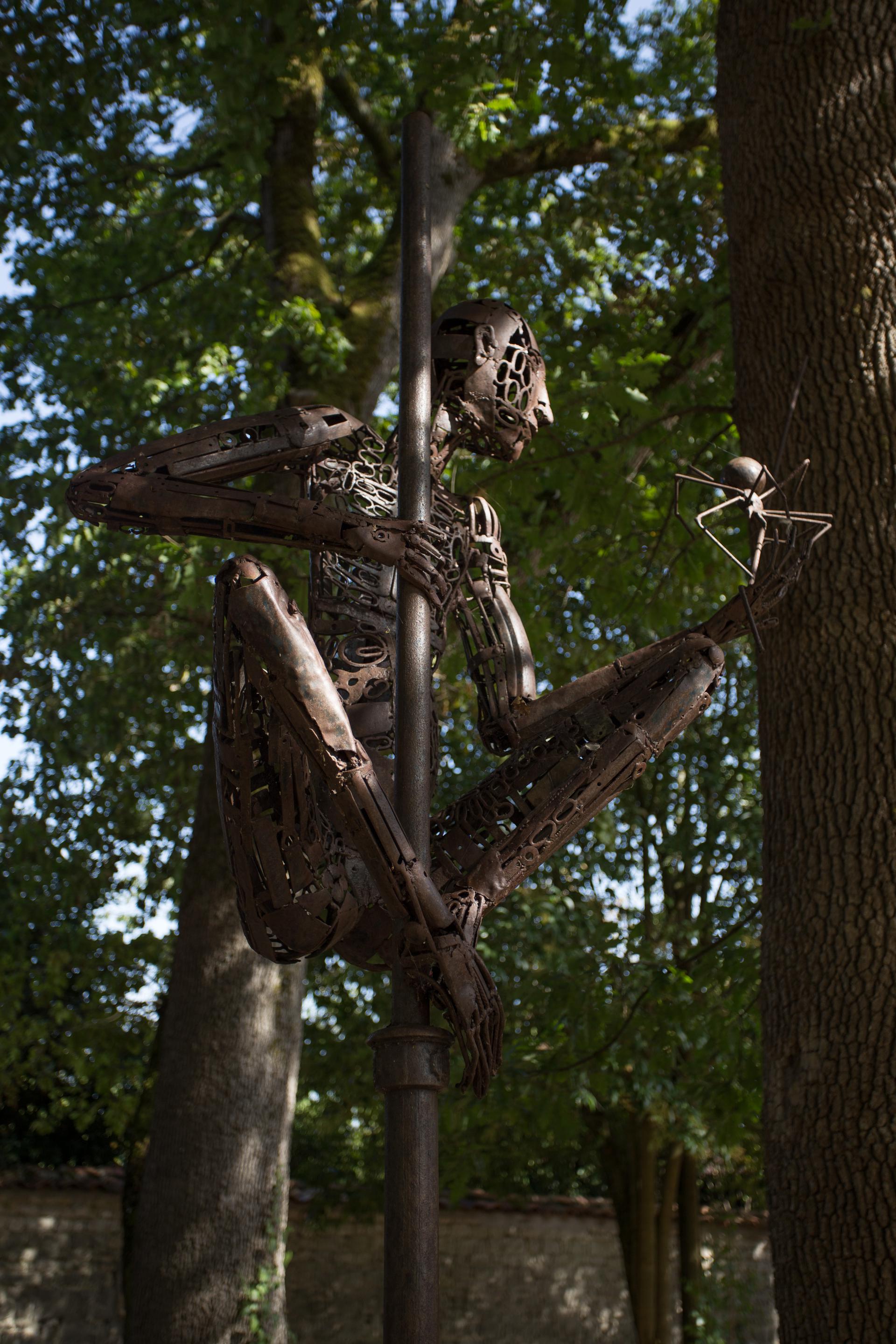 Œuvre de Cyril Karenine dans le jardin de paix