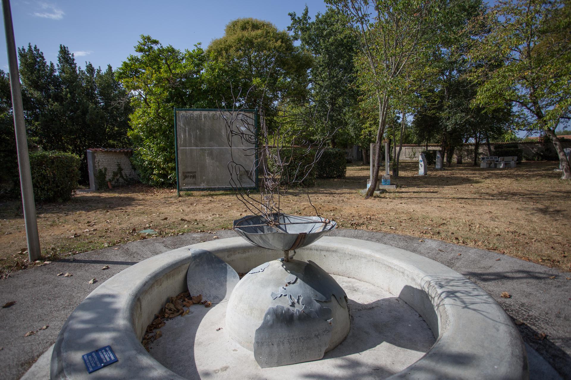 Œuvre de Gavin Worth dans le jardin de paix
