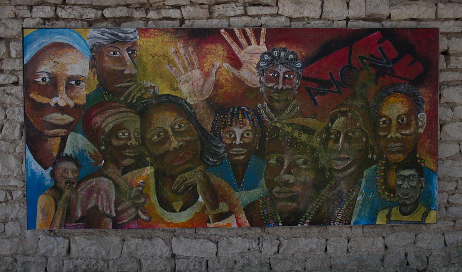 Œuvre de Omar Camara dans le jardin de paix