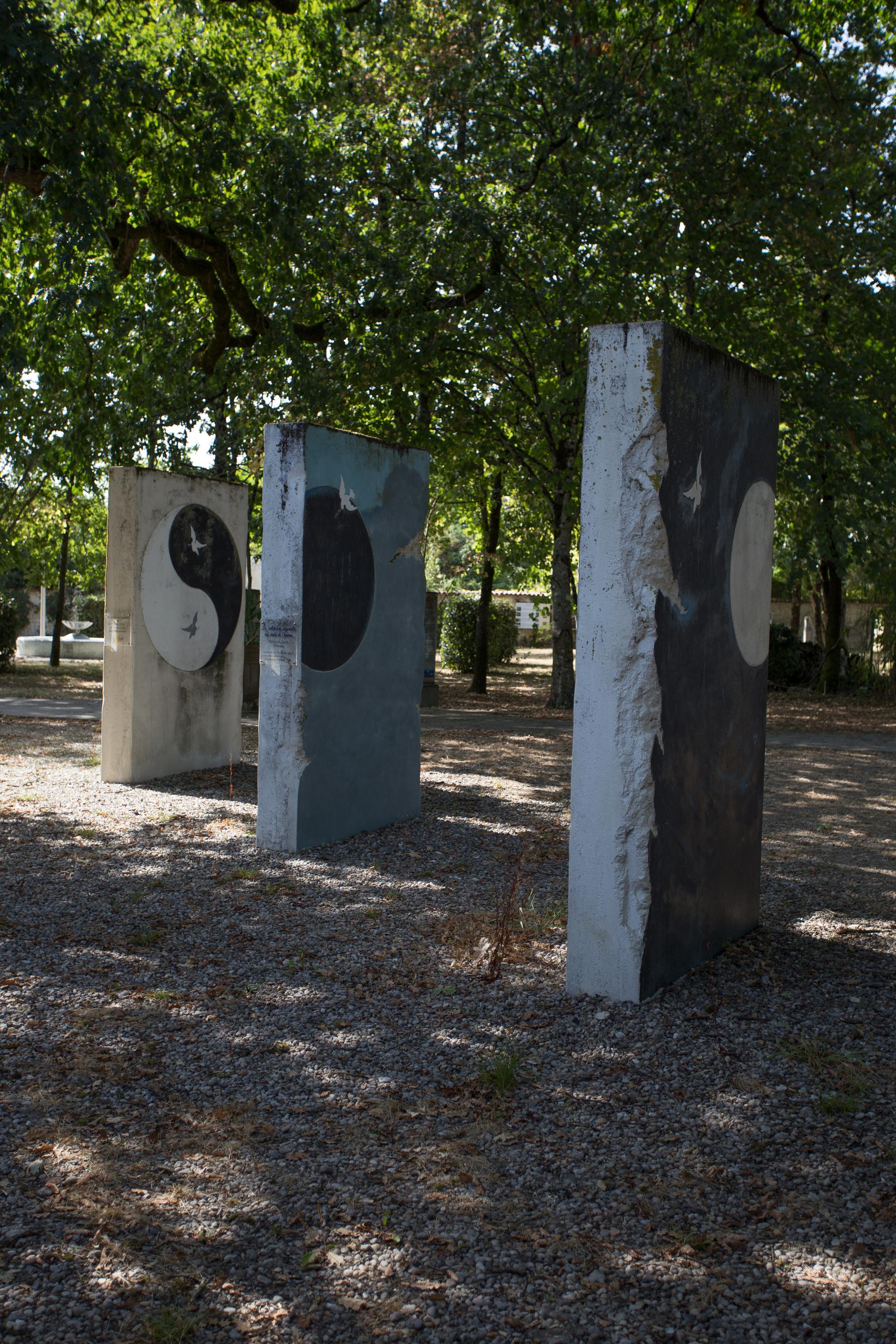 Œuvre de Patrick le Tuault dans le jardin de paix
