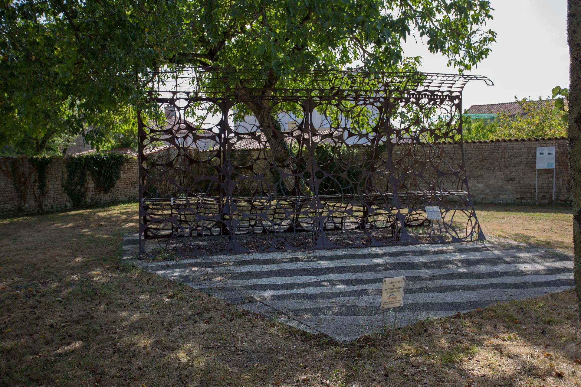 Œuvre de Shintaro Shibata dans le jardin de paix