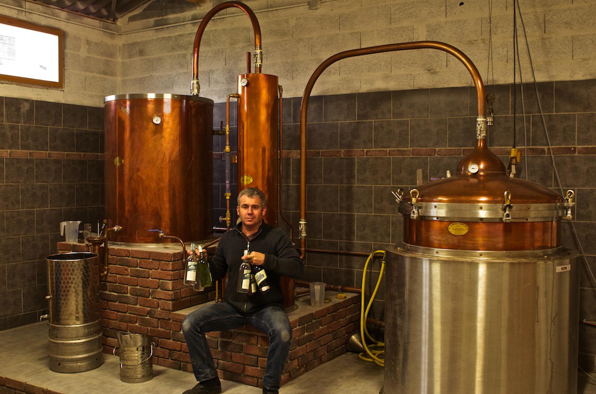 Alambic et Philippe - Distillerie Bercloux - Commune de Matha Photo d'alambic et Philippe - Distillerie Bercloux
