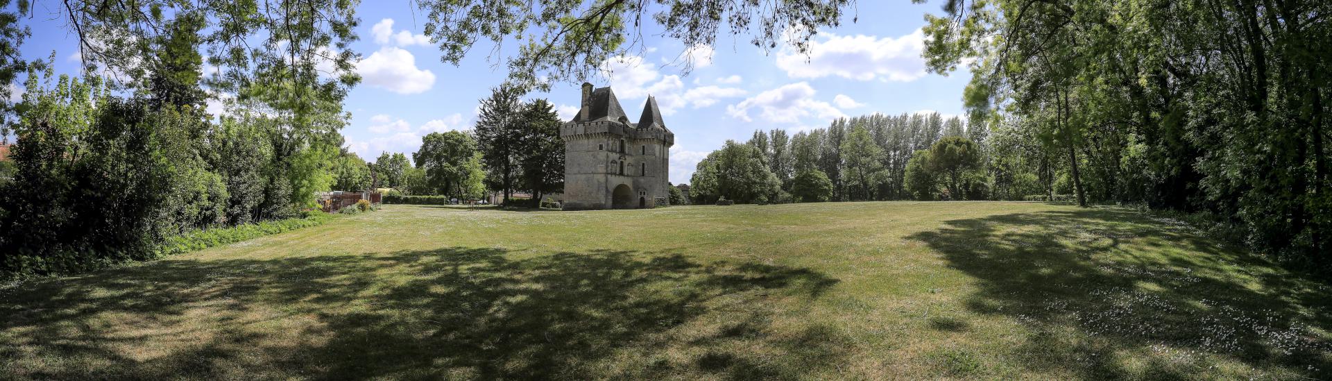 Panoramique montrant le château de Matha et son parc